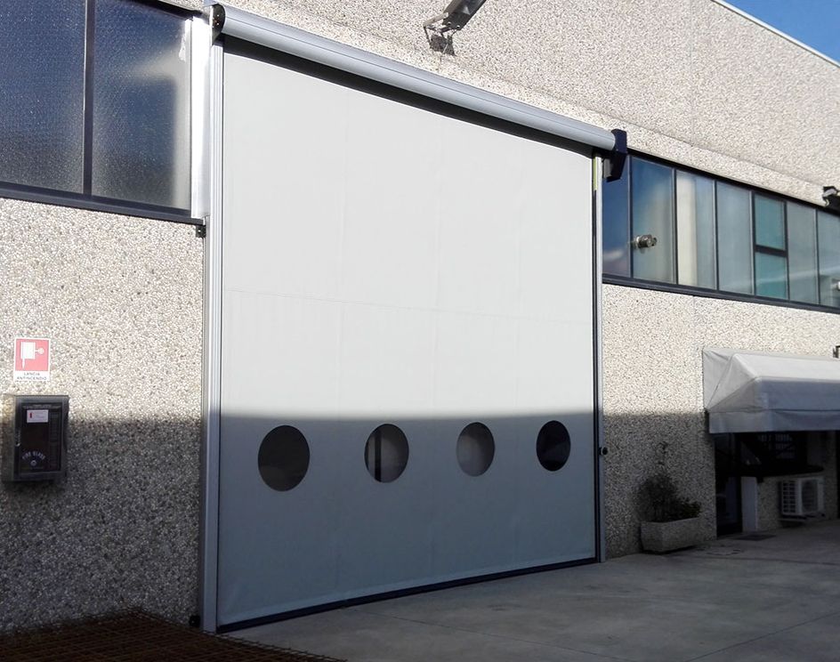 Schnelllauftor im Aussenbereich